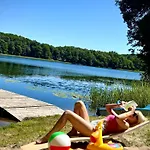Ferienhaus Dworek Nad Jeziorem Z Prywatna Plaza Krąg